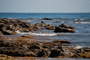 El azul del cielo y mar en la roca