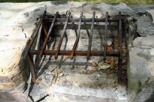 Barbecue ancien en fer forgé