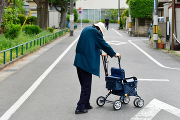 道路を横断する高齢者の女性