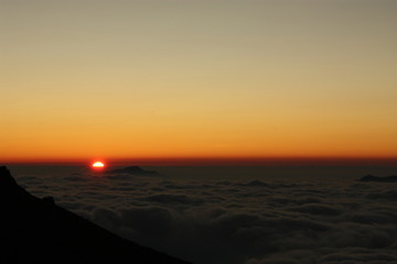 Fototapeta na wymiar 山で見る日の出