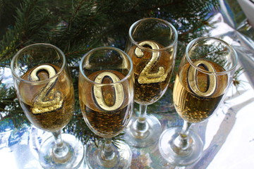in the glasses with champagne are the numbers 2020