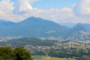 Vista dall'alto delle montagne e della città di Lugano da Cademario, paesaggi e natura