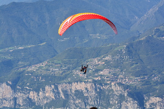 volo con parapendio sul lago di garda