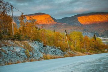 Widok na szczyty górskie w Hemsedal z ośrodka narciarskiego w norweskim regionie Buskerud późnym latem, wczesną jesienią, wrzesień © Dreamnordno