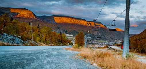 Widok na szczyty górskie w Hemsedal z ośrodka narciarskiego w norweskim regionie Buskerud późnym latem, wczesną jesienią, wrzesień © Dreamnordno