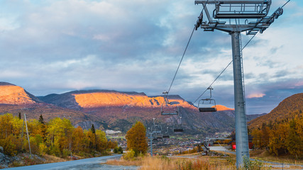Widok na szczyty górskie w Hemsedal z ośrodka narciarskiego w norweskim regionie Buskerud późnym latem, wczesną jesienią, wrzesień © Dreamnordno