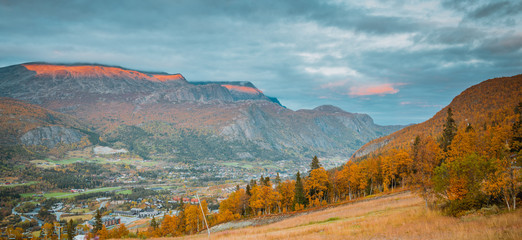 Widok na szczyty górskie w Hemsedal z ośrodka narciarskiego w norweskim regionie Buskerud późnym latem, wczesną jesienią, wrzesień © Dreamnordno
