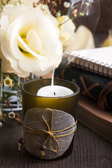 Obraz na płótnie Canvas Yellow lisianthus flowers and candle