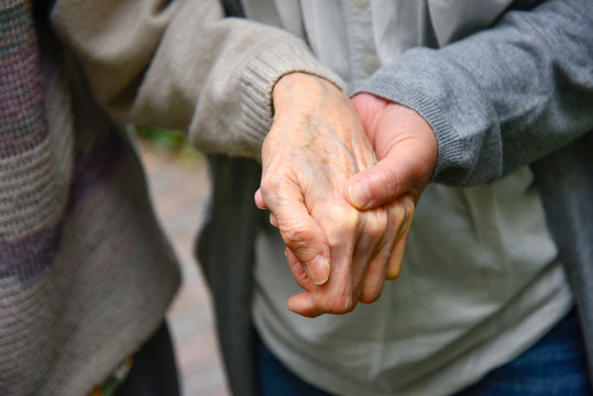手を握る　高齢者の介護