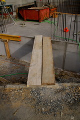 Behelfsm&auml;&szlig;iger &Uuml;bergang durch Holzbretter &uuml;ber eine Baugrube