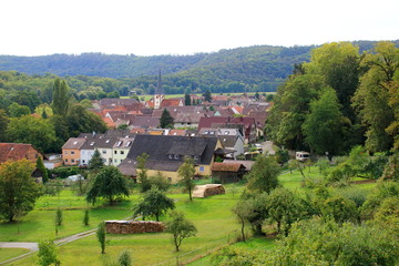 Fototapeta na wymiar Blick auf die Gemeinde Mühlhausen an der Enz