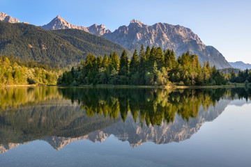 Fototapeta na wymiar Karwendelgebirge mit Spiegelung im Isar-Stausee bei Krün
