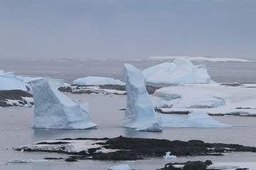 piękne duże bryły lodu i śniegu dryfujące przy wybrzeżu antarktydy