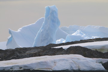piękne duże bryły lodu i śniegu u wybrzeża antarktydy 