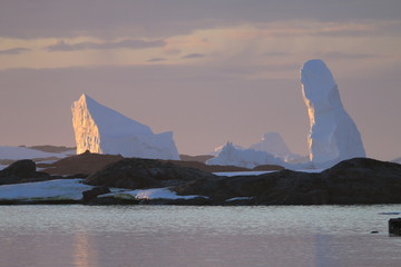 piękne naturalne formy z lodu i śniegu u wybrzeży antarktydy o zachodzie słońca