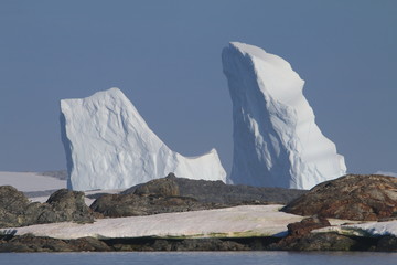 piękne duże bryły lodu i śniegu u wybrzeża antarktydy w słoneczny dzień