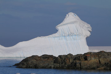 piękne duże bryły lodu i śniegu u wybrzeża antarktydy w słoneczny dzień