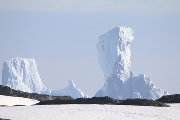 piękne duże bryły lodu i śniegu przy brzegu antarktydy w słoneczny dzień - obrazy, fototapety, plakaty