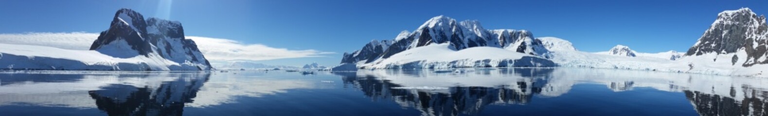 zdjęcie panoramiczne wybrzeża antarktydy w zimny piękny słoneczny dzień - obrazy, fototapety, plakaty