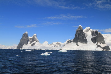 skaliste i ośnieżone wybrzeże antarktydy w słoneczny dzień