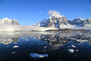 Fototapeta na wymiar skaliste i ośnieżone wybrzeże antarktydy w słoneczny dzień