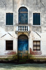 Fototapeta na wymiar Verwitterte Fassade am Kanal in Venedig