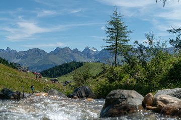 Fluss in den Alpen mit Bergpanorama 