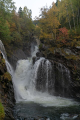 Fototapeta na wymiar Wasserfall in Norwegen bach mit Wasserfall 