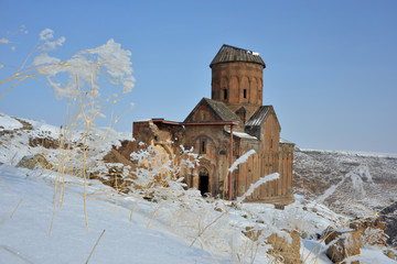 Fototapeta na wymiar In winter, the ancient city of Ani is very beautiful ... Tigran Honents church