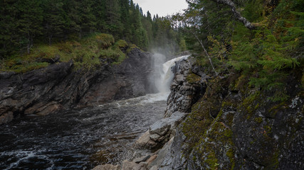 Naklejka na ściany i meble Wasserfall in Norwegen bach mit Wasserfall 