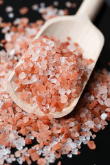 Fototapeta na wymiar Pink salt from Himalayas on scoop