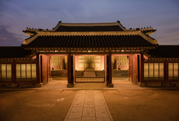 Fototapeta premium Gyeongbokgung palace at night Seoul, South Korea 