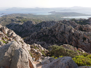 la bella isola de La Maddalena in Sardegna, tra scogli e mare