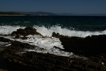 Besonders dunkel belichtetes Fotos von der Kroatischen Küste bei starkem Wellengang
