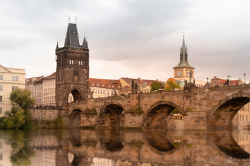 Spiegelung der Karlsbrücke