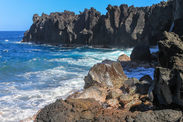 Falaises sur mer déchaînée
