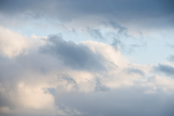 Fototapeta na wymiar Wolkenhimmel über Strand an der Nordsee mit Dünen im Hintergrund