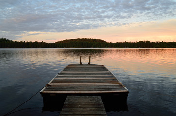 Obraz premium Dockside at sunset in cottage country