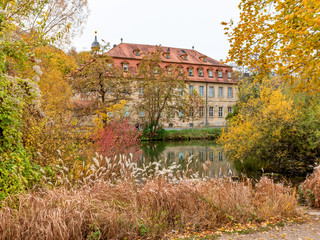 Fototapeta na wymiar Herbst am linken Regnitzarm in Bamberg