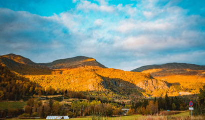 Widok na szczyty górskie w Hemsedal z ośrodka narciarskiego w norweskim regionie Buskerud późnym latem, wczesną jesienią, wrzesień © Dreamnordno