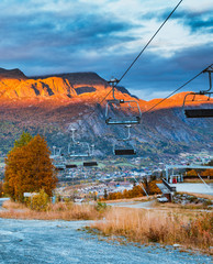 Widok na szczyty górskie w Hemsedal z ośrodka narciarskiego w norweskim regionie Buskerud późnym latem, wczesną jesienią, wrzesień © Dreamnordno