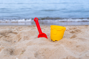 Sandspielzeug am Strand