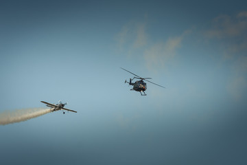 Fototapeta na wymiar Helikopter i samolot 