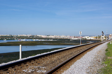 Fototapeta na wymiar voie ferrée et vue sur la ville de Faro, Portugal