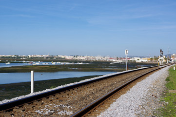 voie ferrée et vue sur la ville de Faro, Portugal