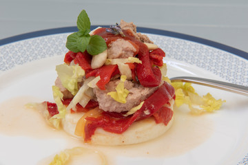 Queso fresco con atún y pimiento rojo