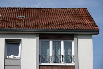 Großes Fenster eines Hauses mit Fassade aus Putz