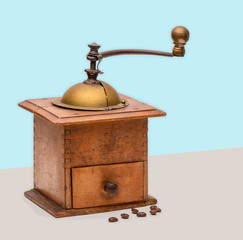 alte Kaffemaschine mit geschlossener Lade und liegnde Bohnen 