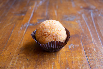 Comida típica de Palermo, Italia: arancino.  Vista lateral de una bola de arroz rellena de carne y...