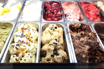 Helados típicos de Palermo, Sicilia, Italia Vista general de distintos helados hechos a mano en...